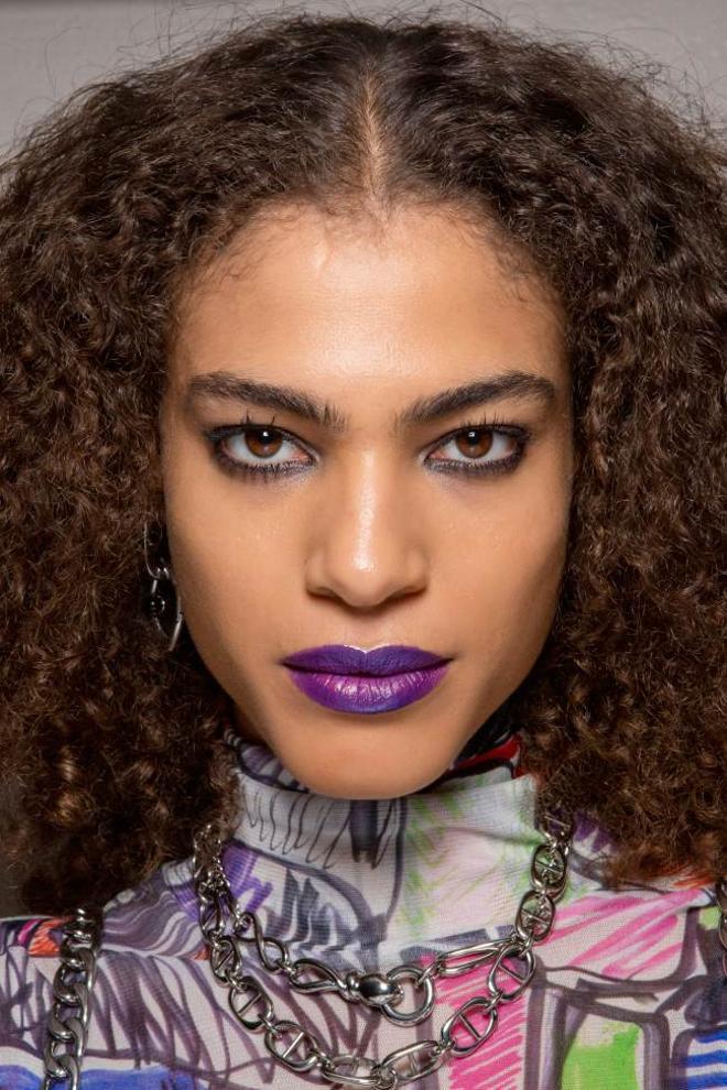 Modelo de Mark Fast con labios morados, tendencia de maquillaje de la primavera 2022