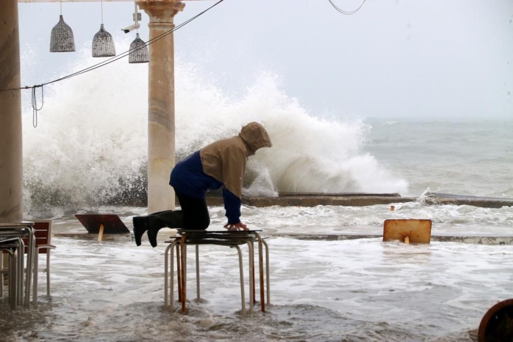 Lluvia y temporal en el mar en Málaga con la llegada de la borrasca Filomena.