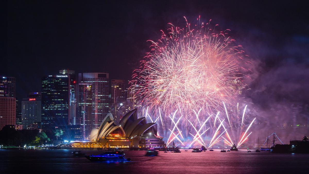 Fuegos artificiales sobre el famoso Sydney Harbour Bridge y la Ópera de Sídney.