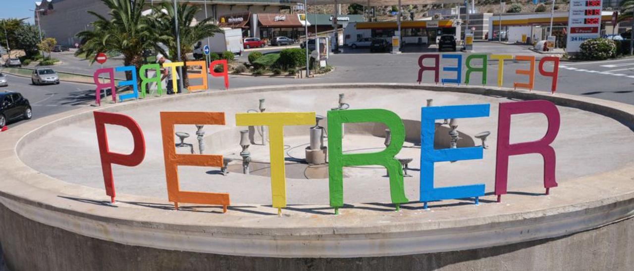 Cartel en uno de los accesos a la ciudad. | ÁXEL ÁLVAREZ
