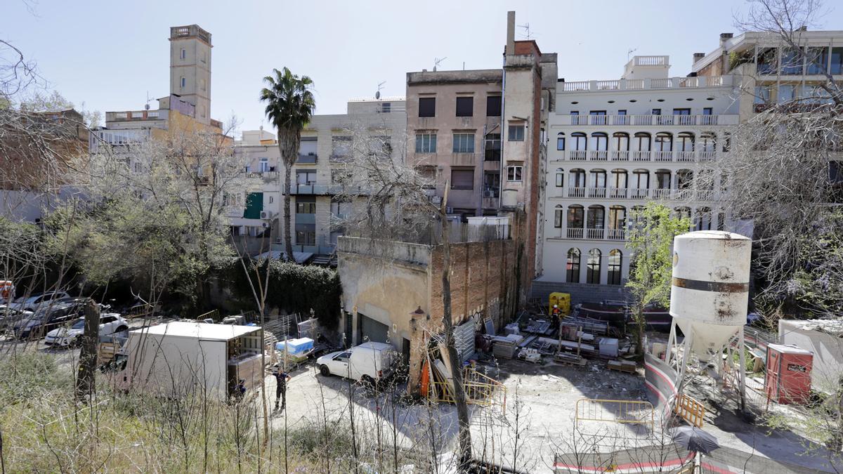 Emplazamiento donde se levantará el edificio de pisos cooperativos para séniors, en Via Augusta, cerca del paseo de la Bonanova.