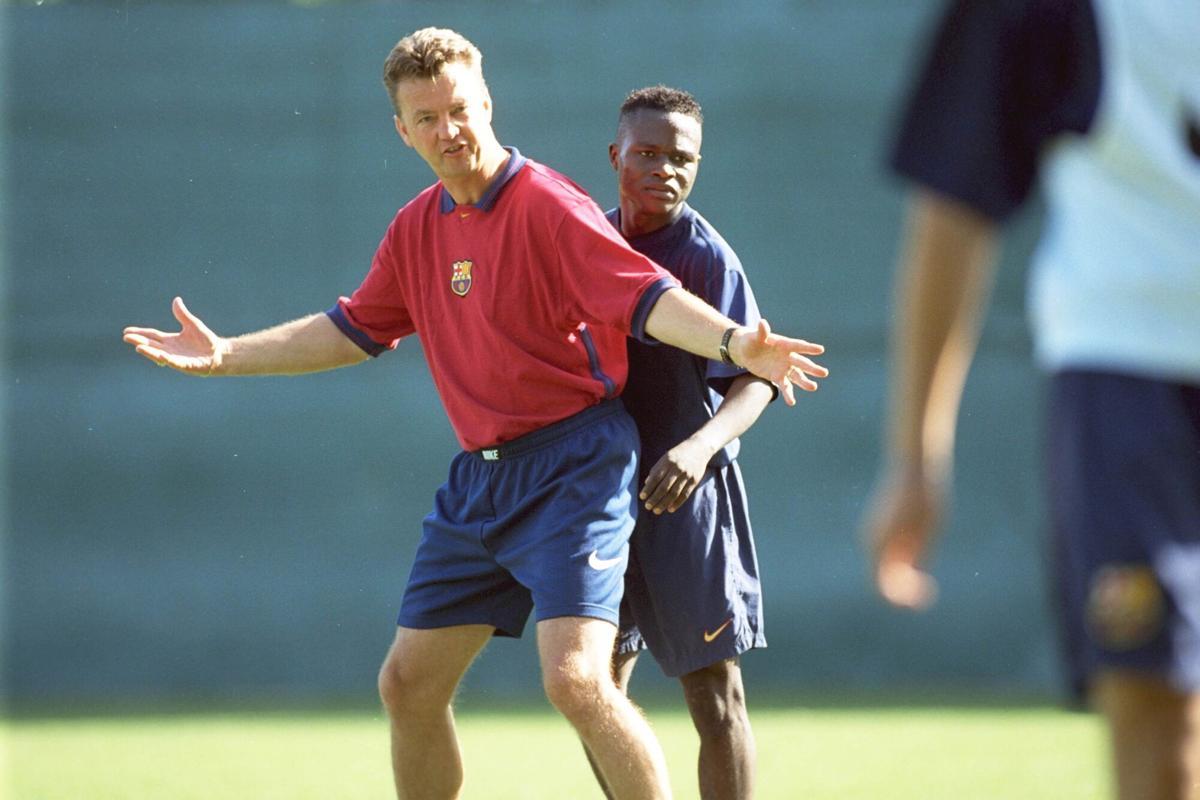 Van Gaal entrena una situación de juego con Babangida