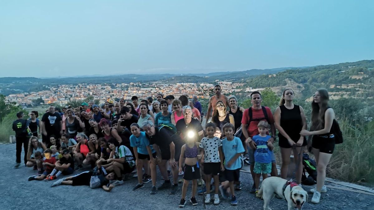 La caminada nocturna de Sant Fruitós acull una vuitantena de persones