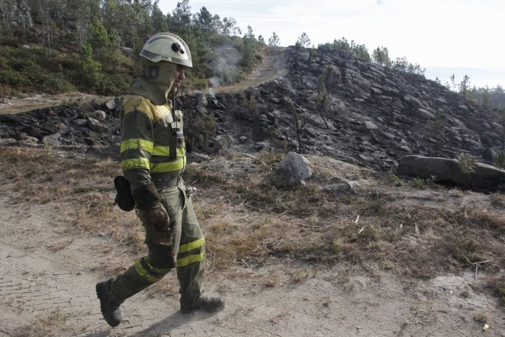 Incendios en Galicia | Un incendio nocturno quema 15 hectáreas en Domaio sobre el puente de Rande