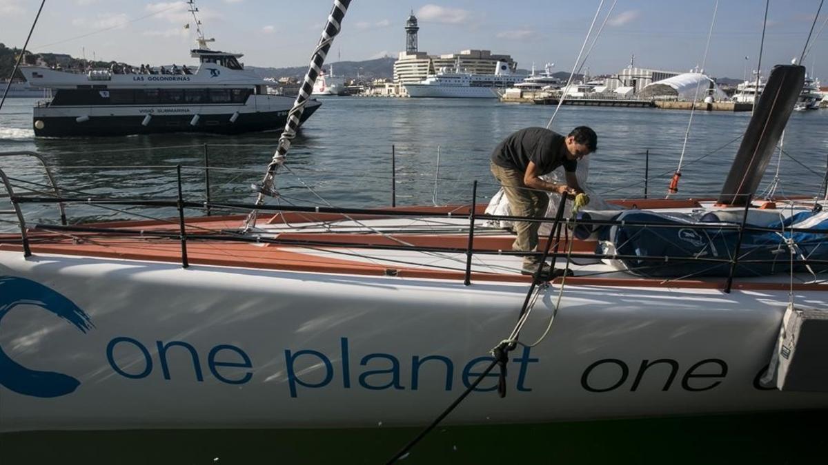 Dídac Costa, en el velero con el que participará en la Vendee Globe.