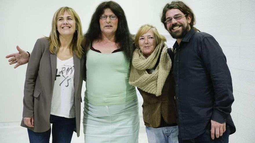 Por la izquierda, Marisa Ponga, concejala de Atención a las Personas, Reina León, Dora Suárez e Illán García, periodista de LA NUEVA ESPAÑA y moderador de la mesa redonda.