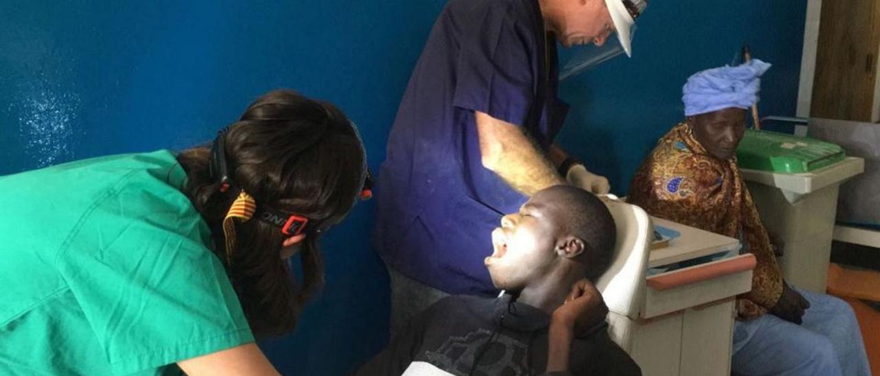 A la izquierda, Enrique Llobell prepara los materiales para atender a un hombre y a la derecha, el doctor trata a una paciente, en Wanang, Senegal.  | E.LL.