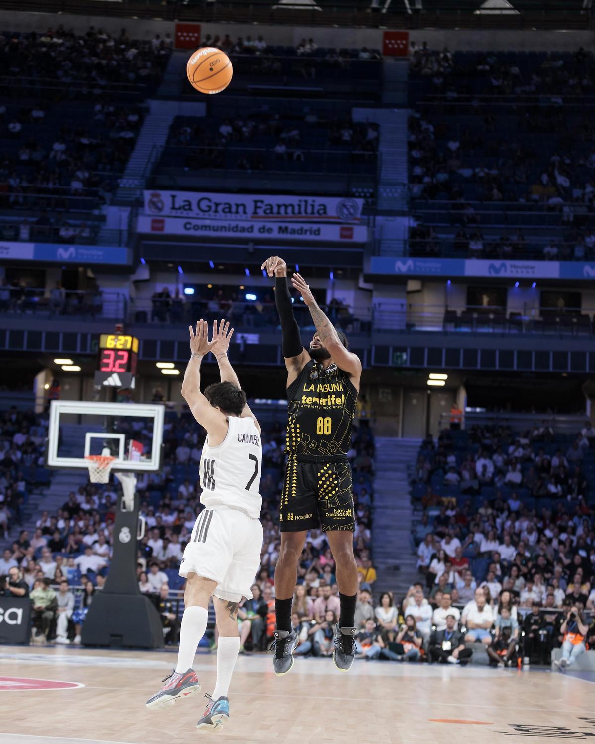 Patty Mills lanza a canasta ante Facu Campazzo en el real Madrid-Canarias.