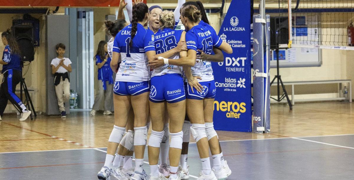Las jugadoras del Haris se felicitan tras lograr un punto. | CV HARIS