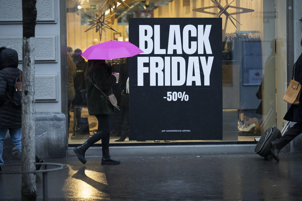 Una tienda luce un cartel gigante del Black Friday en Zurich, Suiza.