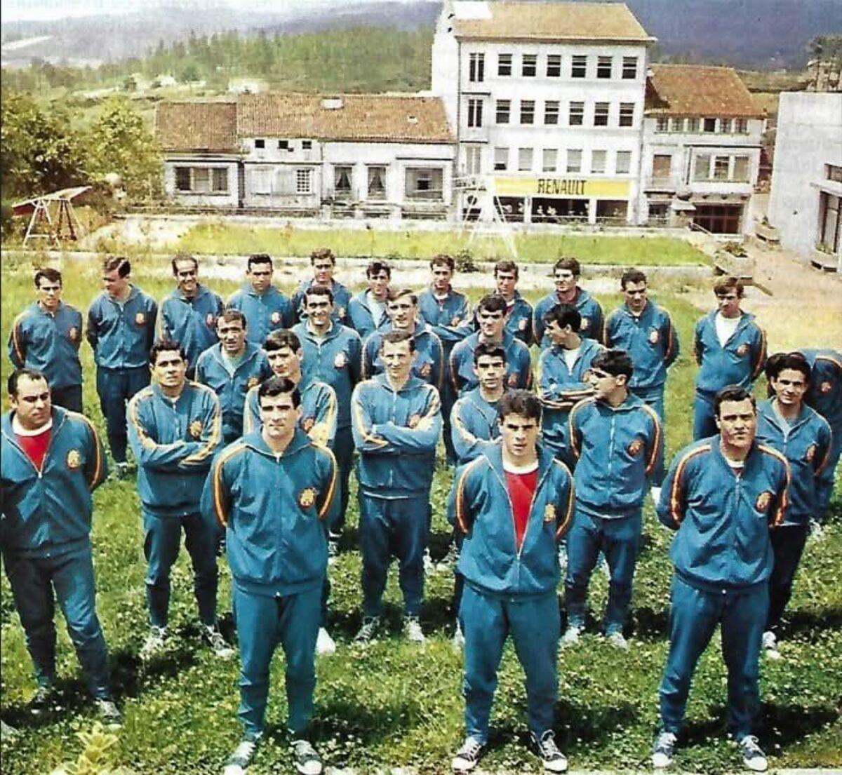 Los 26 jugadores convocados para el Mundial de 1966 durante la concentración en Santiago