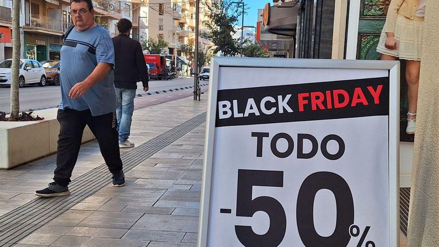 Un rótulo informa de los descuentos en la avenida de Isidor Macabich de Vila.