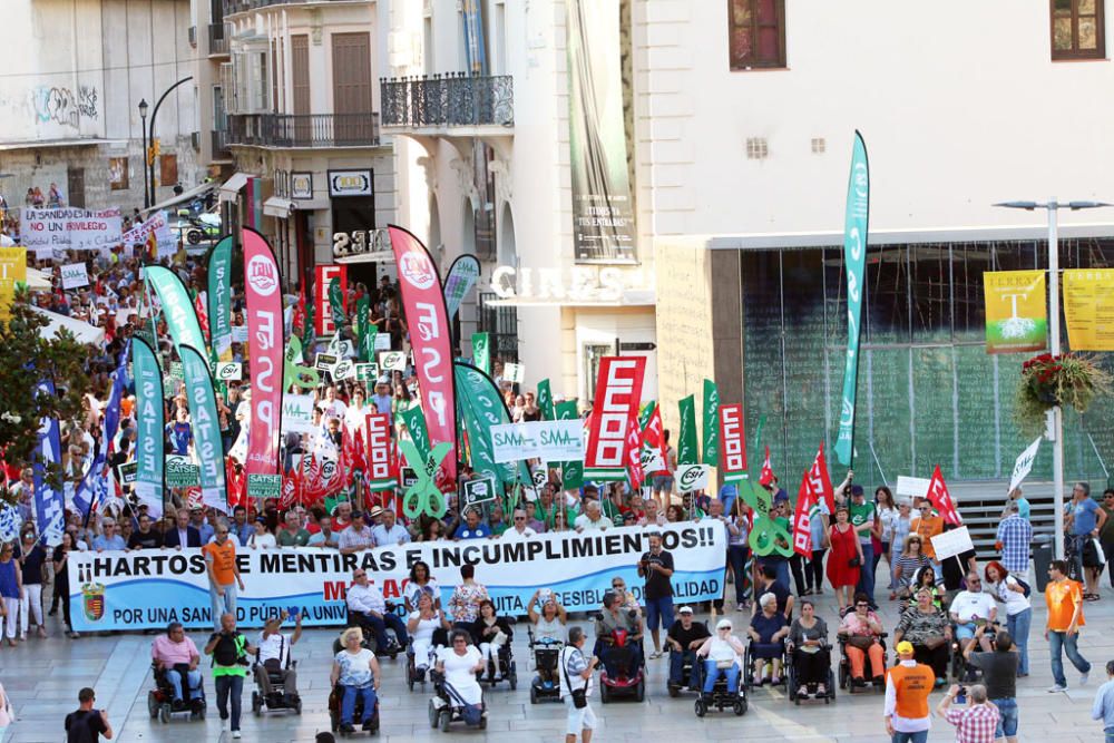 Bajo el lema '¡¡Hartos de mentiras e incumplimientos!!' cientos de personas han recorrido la ciudad desde el Hospital Civil hasta el Hospital Noble