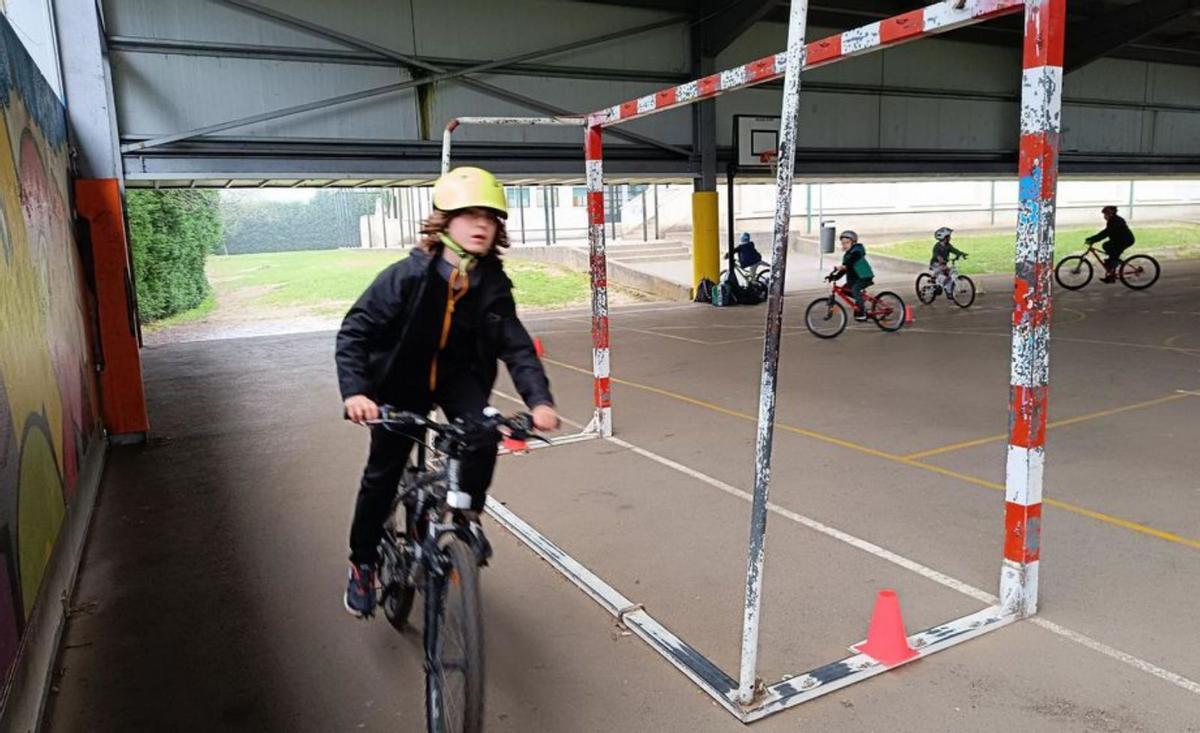 Uno de los niños que participan en la actividad extraescolar de ciclismo. | L. R.