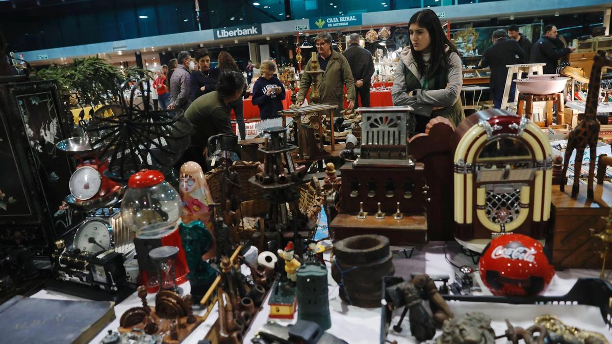 Uno de los puestos de la Feria de antigüedades, coleccionismo y vintage celebrada el pasado mes de mayo en Avilés.