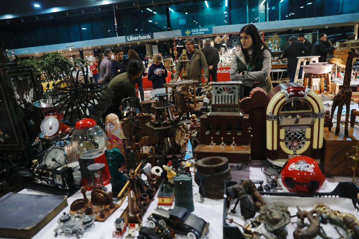 Uno de los puestos de la Feria de antigüedades, coleccionismo y vintage.