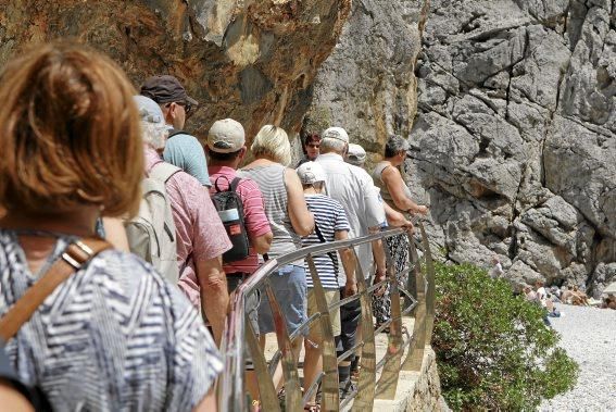 Im Torrent de Pareis, einer der größten Touristenattraktionen der Insel, stapeln sich die Besucher. Seit Wochen schafft keiner den Müll weg, auf der berühmten Serpentinenstraße staut sich der Verkehr, am Ufer haben Taschendiebe leichtes Spiel. Es ist ein Albtraum, sagen die Anwohner.