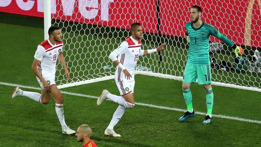 En-Nesyri, celebrando el gol junto a De Gea