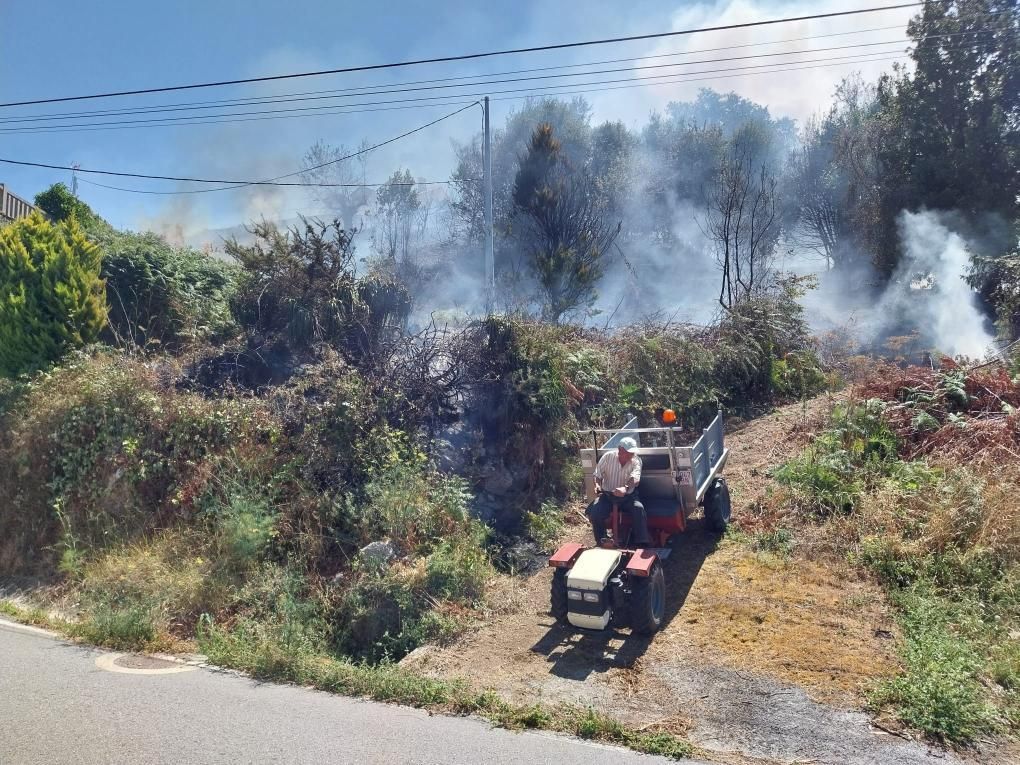Vecinos se sumaron a las labores de extinción del incendio de A Barraca, en Bueu