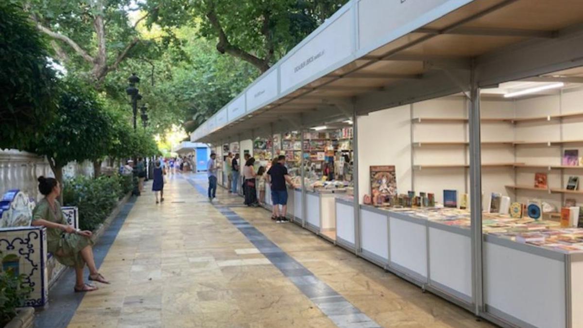 Expositores de la Feria del Libro, en el Paseo de La Alameda. | L.O.
