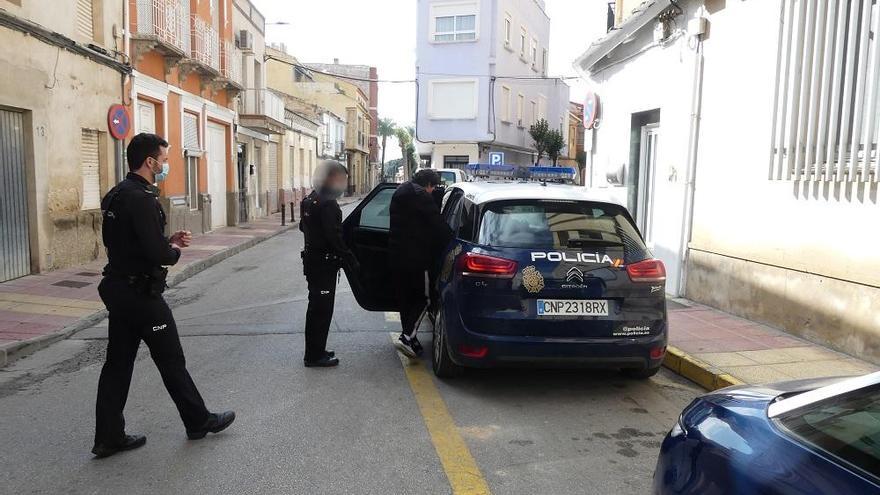 Intentan apuñalar a un policía que fue a parar su fiesta en plena calle de Alcantarilla