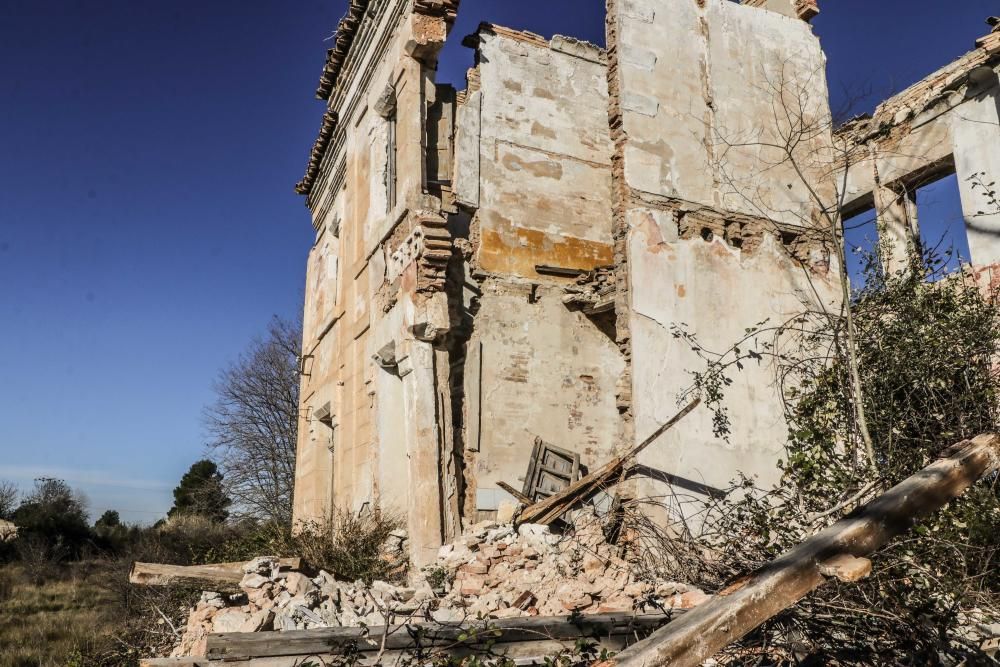 La antigua estación de Agres se viene abajo