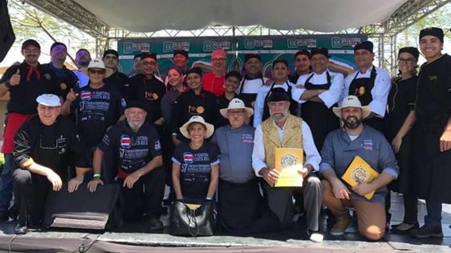 El presidente de Costa Rica saborea la semifinal de las paellas de Sueca