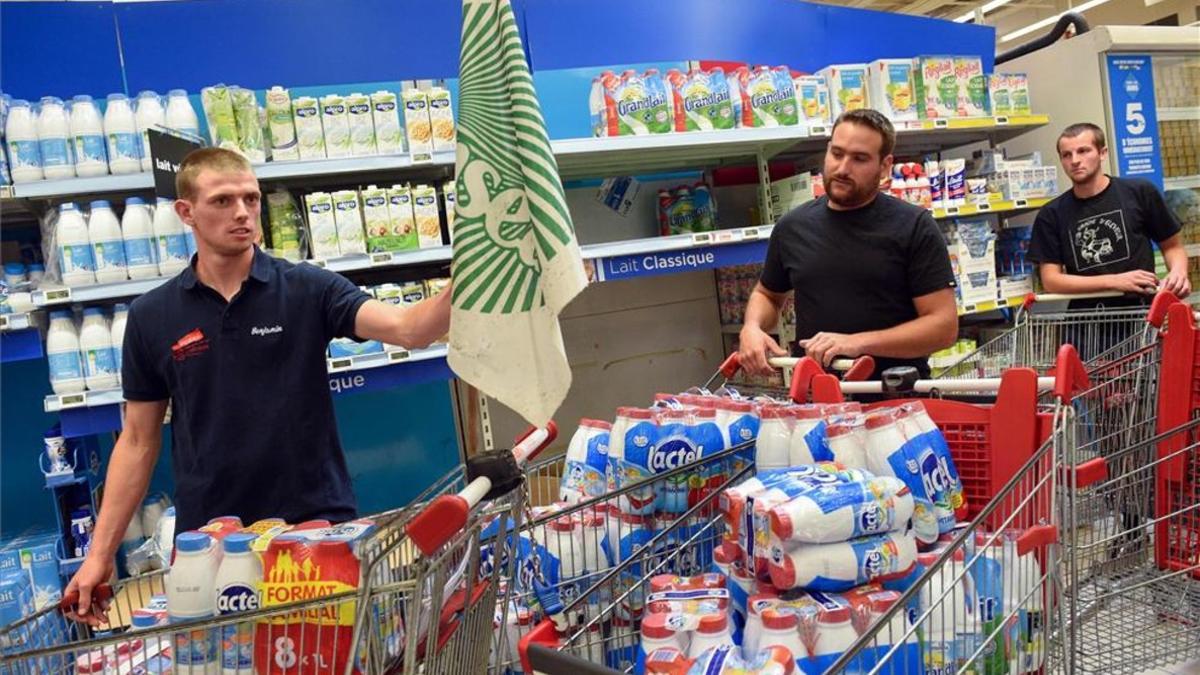 Protesta de ganaderos franceses contra Lactalis en un supermercado.