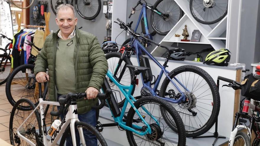 Antonio Sobrino, en su tienda de bicicletas de Posada de Llanes.