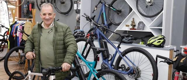"Si hubiera aguantado otros dos años en el ciclismo, habría ganado 10 veces  más por lo mismo" - La Nueva España