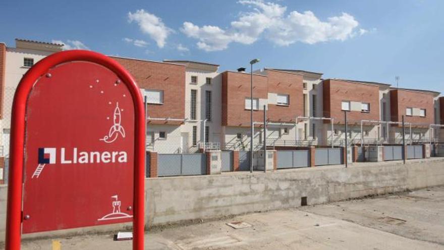 Urbanización promovida por Llanera en Alcudia de Crespins a medio construir y con viviendas sin vender.