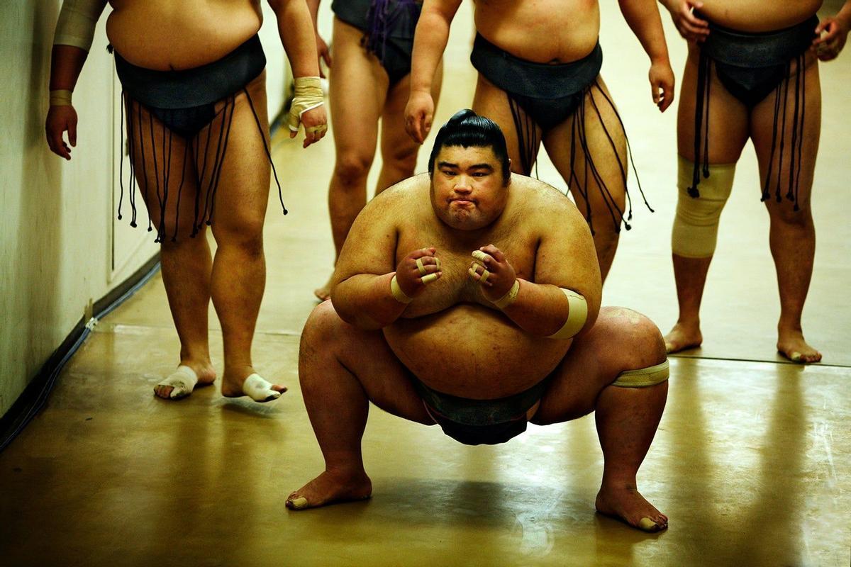 Luchadores en Ryōgoku Kokugikan, conocido como Salón del Sumo