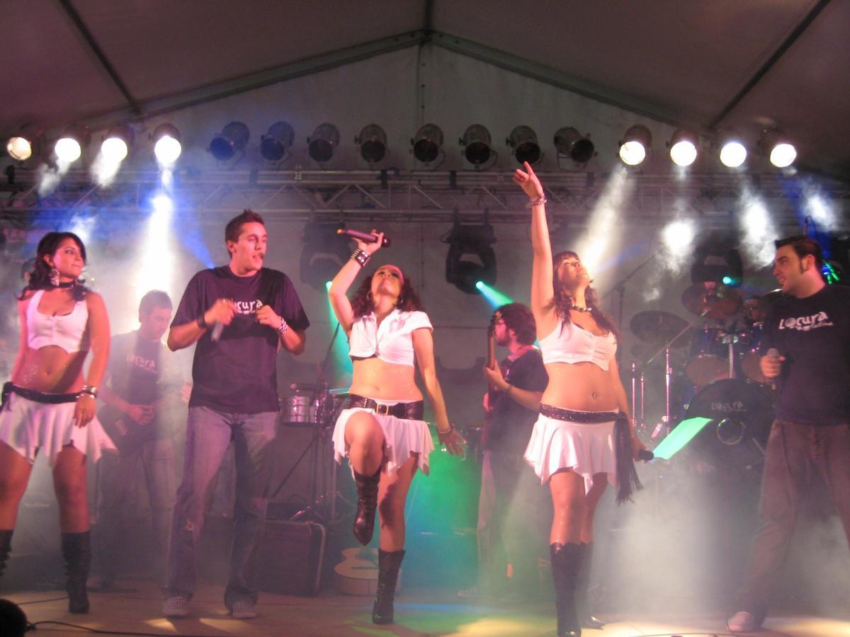 Macarena Robles en uno de los conciertos junto a su orquesta Locura Latina.