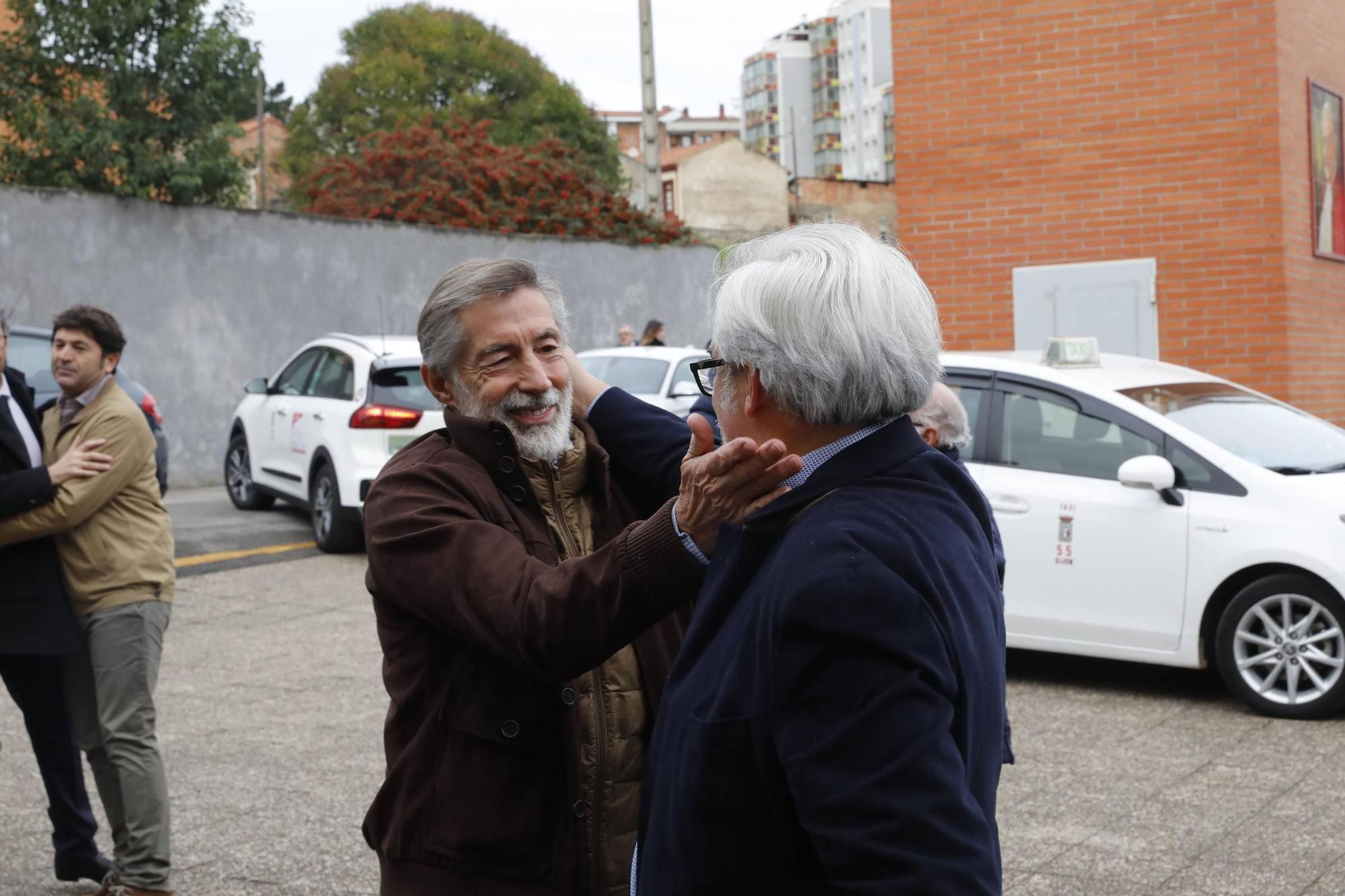 El funeral por Roberto Entrialgo, exdirectivo y precursor de la mejor época del Sporting, en imágenes