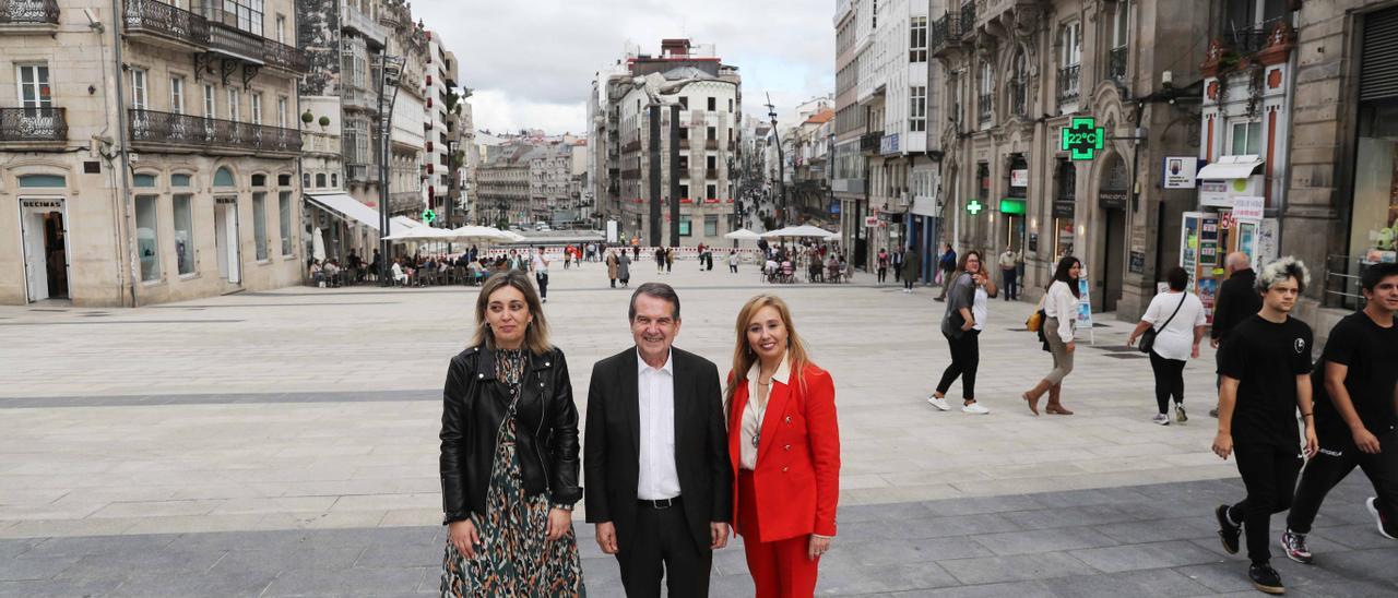 El alcalde, Abel Caballero, con las concejalas de seguridad, Patricia Rodríguez (i), y Turismo, María Lago (d) en Porta do Sol.