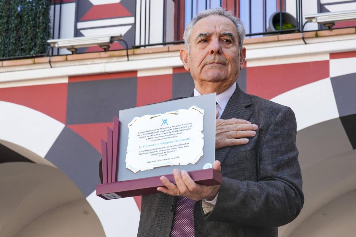 Florentino Blázquez, fundador y director de la Universidad de Mayores durante 25 años, con la placa en reconocimiento a su labor.