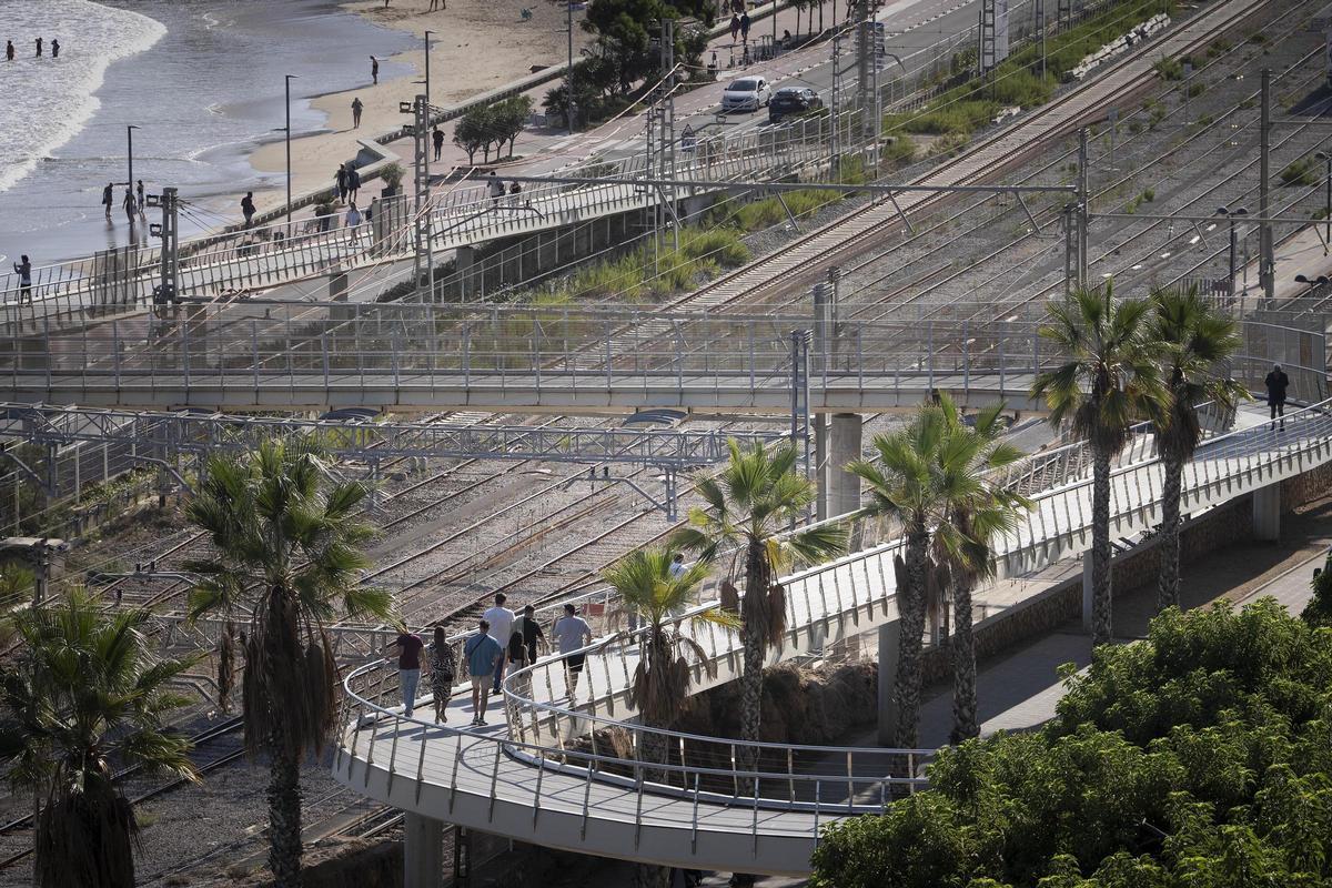 Las vías del tren, junto al mar, en Tarragona