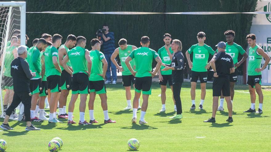 Sebastián Beccacece reúne a sus jugadores para una charla durante uno de los últimos entrenamientos de la pasada temporada. | MATÍAS SEGARRA