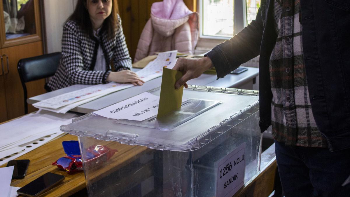 Un hombre vota durante las elecciones parlamentarias y presidenciales celebradas el 14 de mayo en Turquía