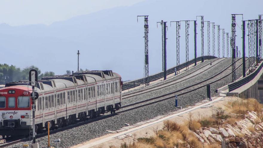 Fomento recupera los trenes de Cercanías Alicante-Villena con 10 servicios diarios