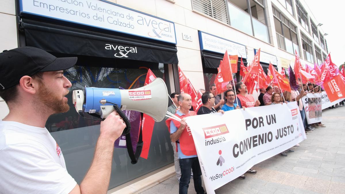 Concentración sindical celebrada a finales de noviembre ante la sede de Avecal.