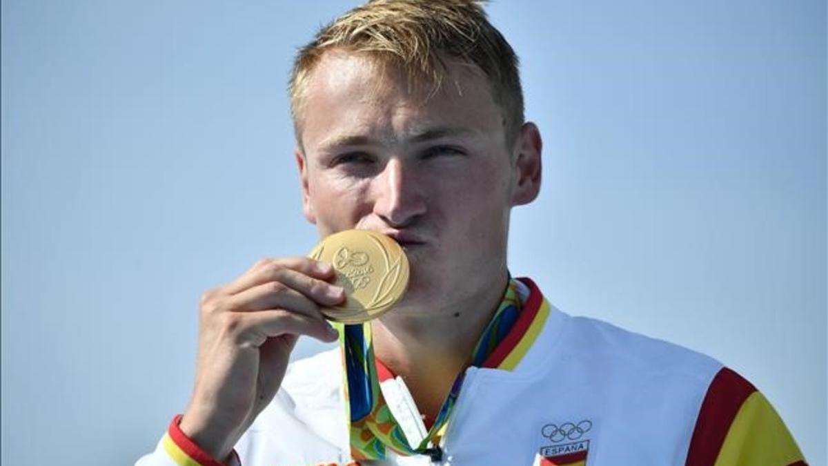 Marcus Walz besa el oro ganado en el K1 1.000 metros.