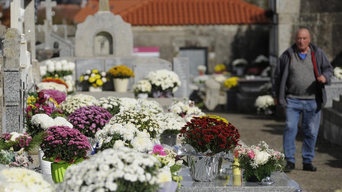 Un hombre visita el cementerio viejo del casco urbano de Lalín.