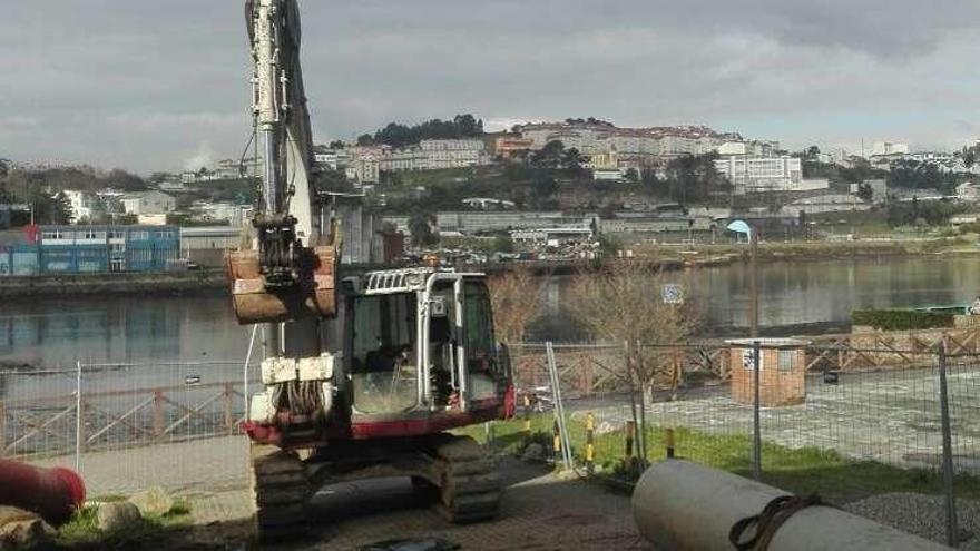 La obra del sifón de Perillo, a punto de cruzar la ría de O Burgo