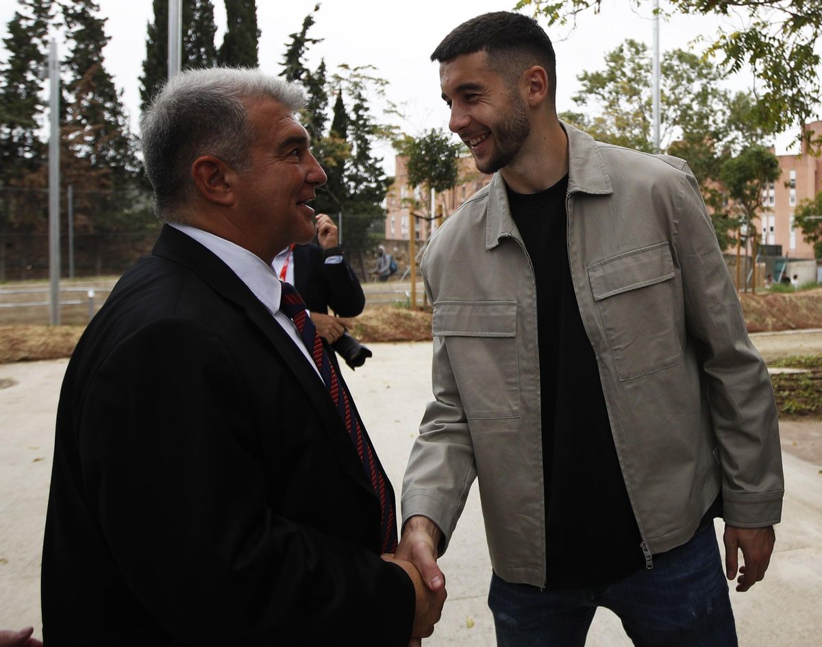 Joan Laporta y Joan Garcia se saludan en la inauguración de la ciudad deportiva del CF Damm en octubre.