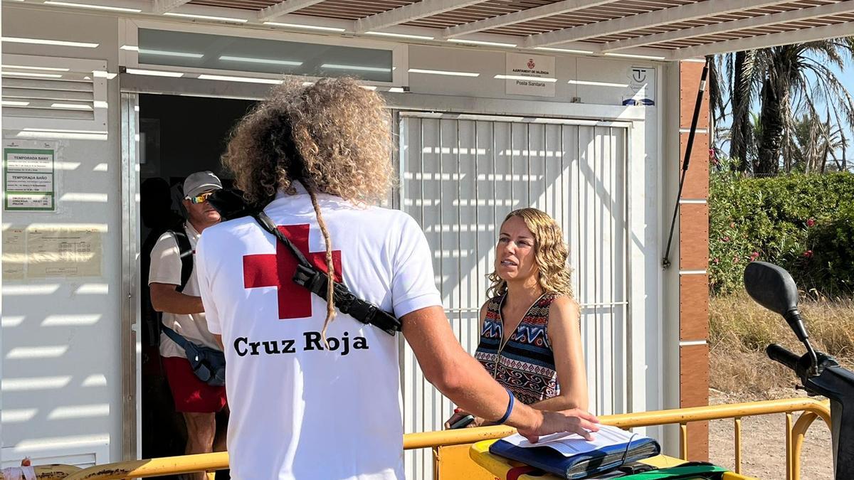 Julia Climent en su visita a la posta de Cruz Roja.