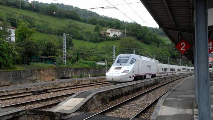 Un tren Alvia en la estación de Pola de Lena.