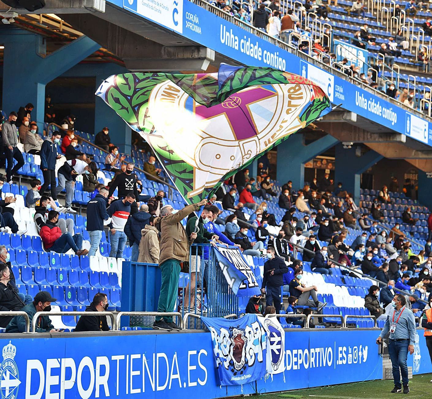 Deportivistas animando al Deportivo en el estadio  de Riazor