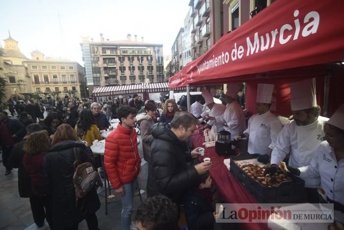 Degustación de monas y chocolate en la Plaza del Romea