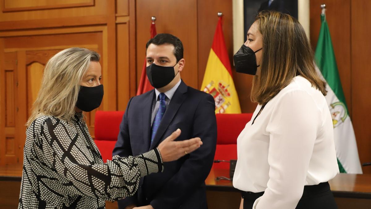 Isabel Albás, José María Bellido y María Luisa Gómez Calero, en la presentación de la nueva concejala ante los medios.